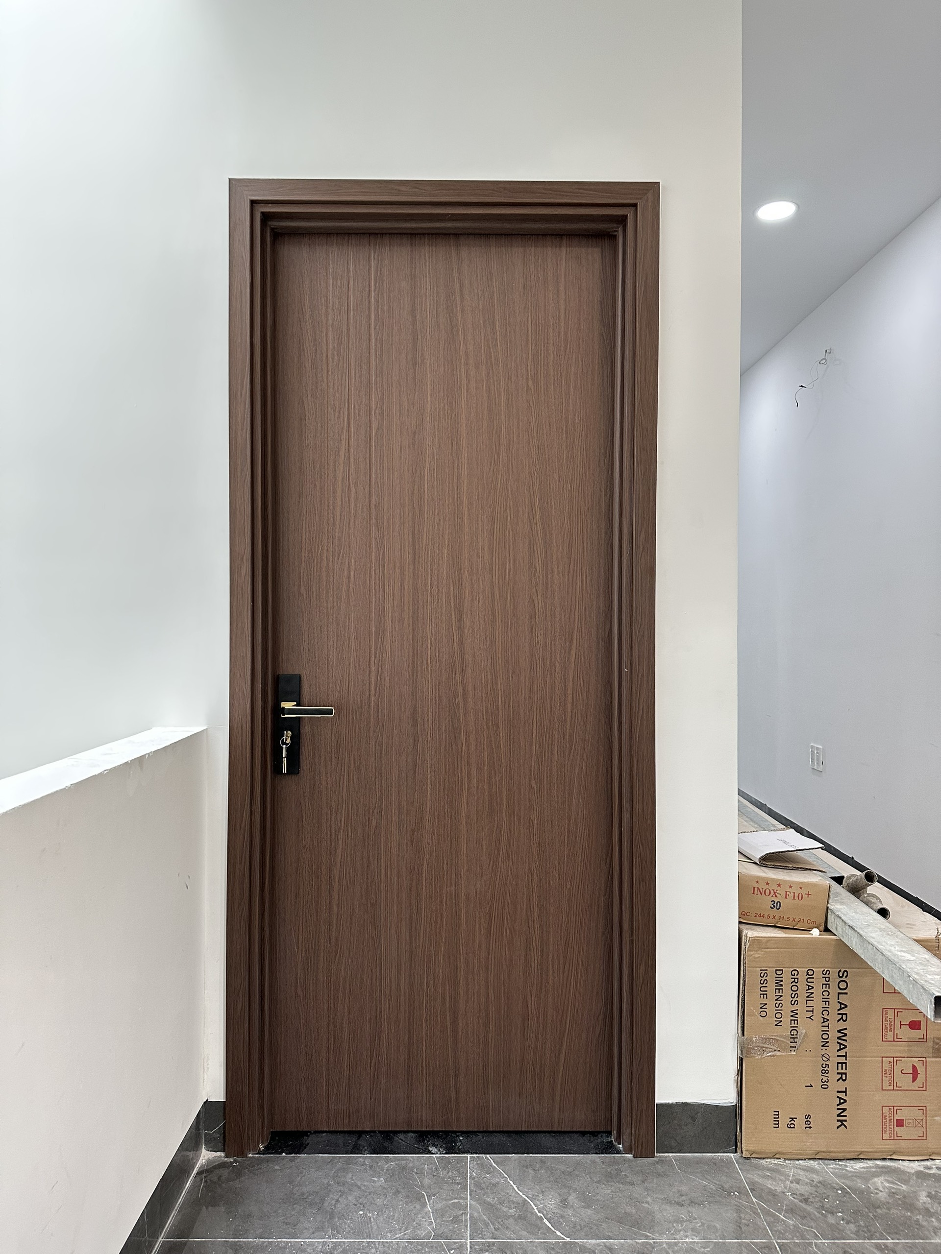 Ứng Dụng Rộng Rãi Của Cửa Nhựa Composite Phủ PVC